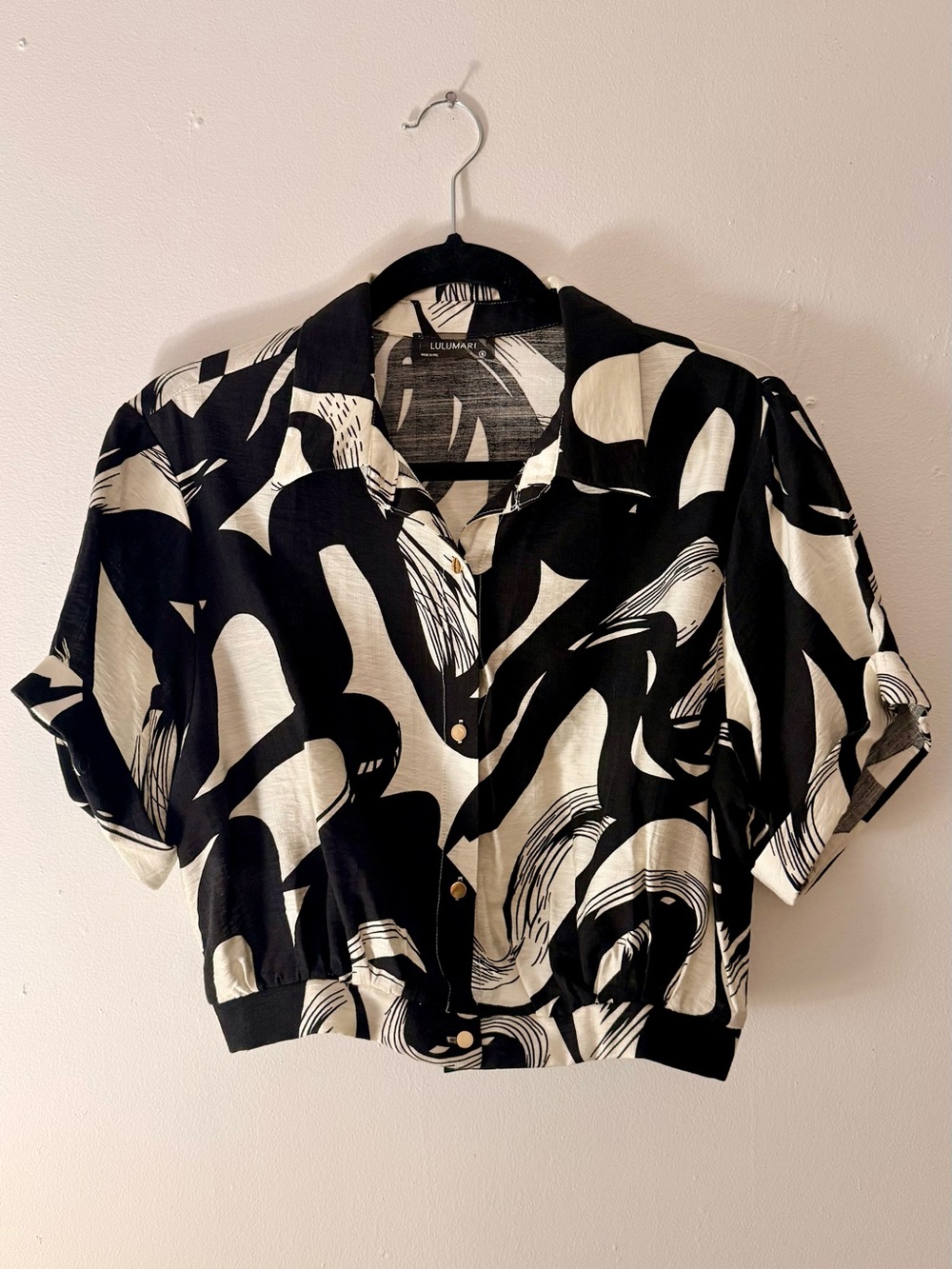 Lulumari Black & Cream Abstract Button-Front Crop Blouse